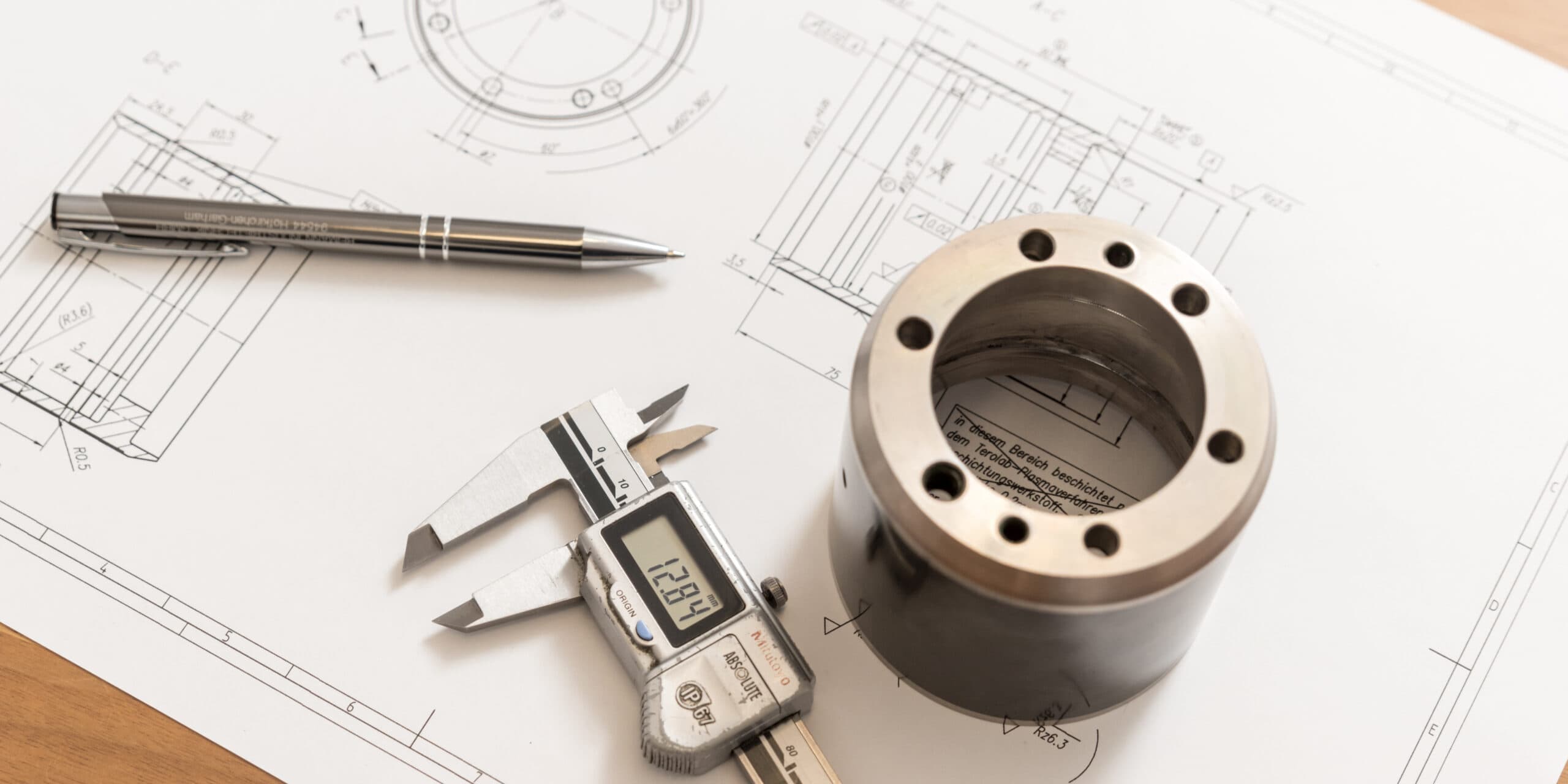 Technical drawing with a calliper and a coated component
