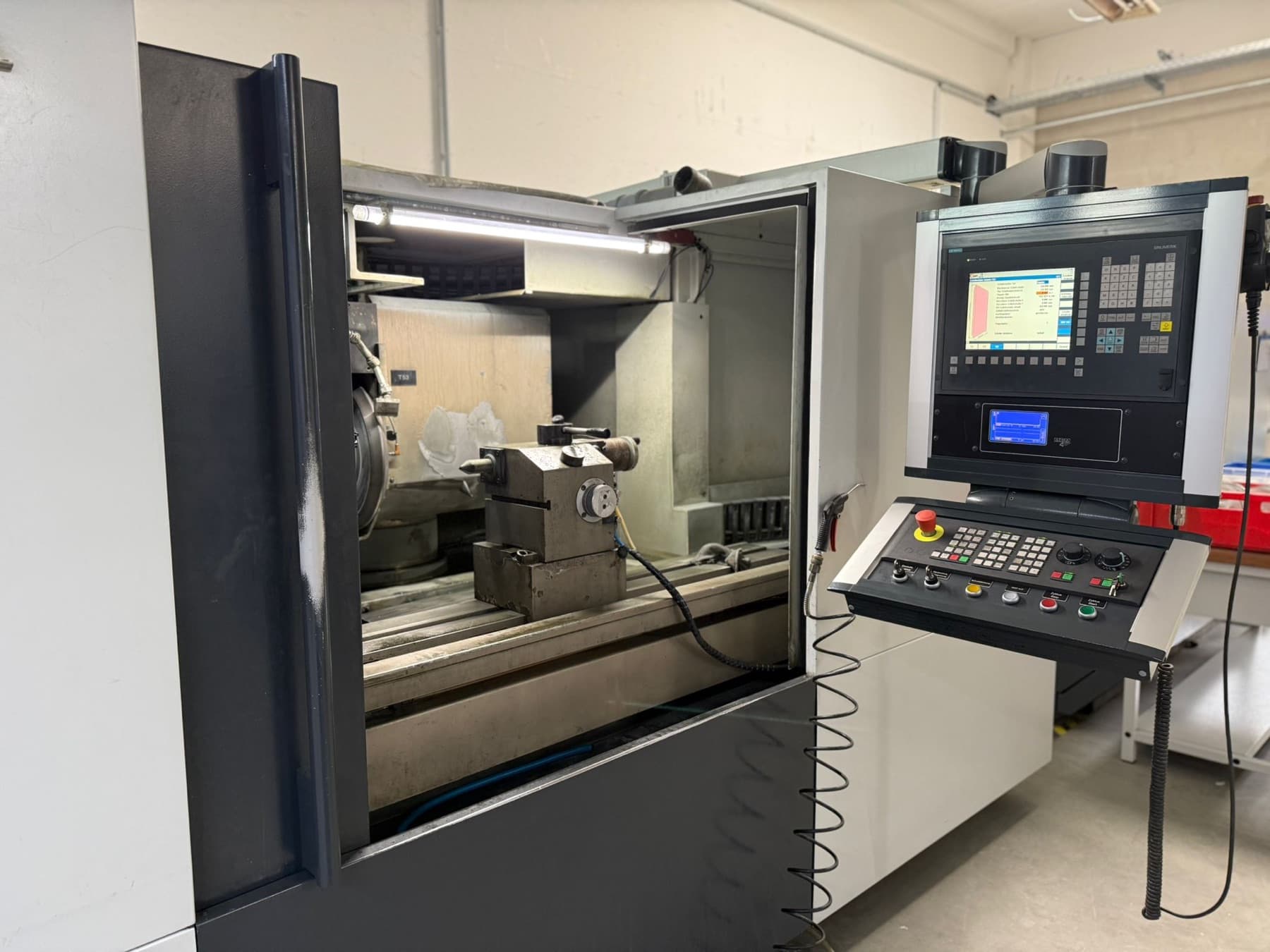 Neue Rundschleifmaschine der GP CNC-Serie im Maschinenpark