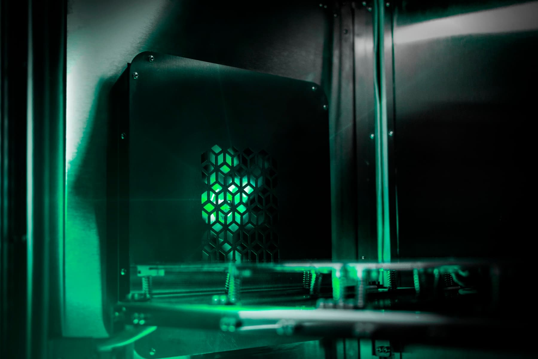 Active heated chamber for a uniform build chamber temperature