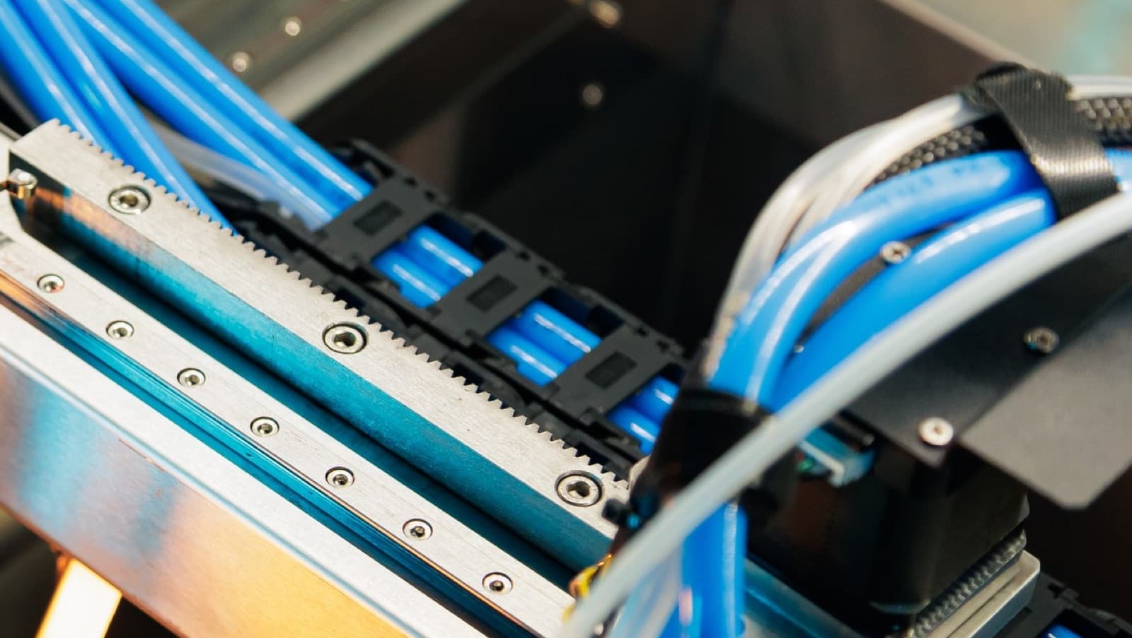 Rack and pinion drive for high geometric accuracy