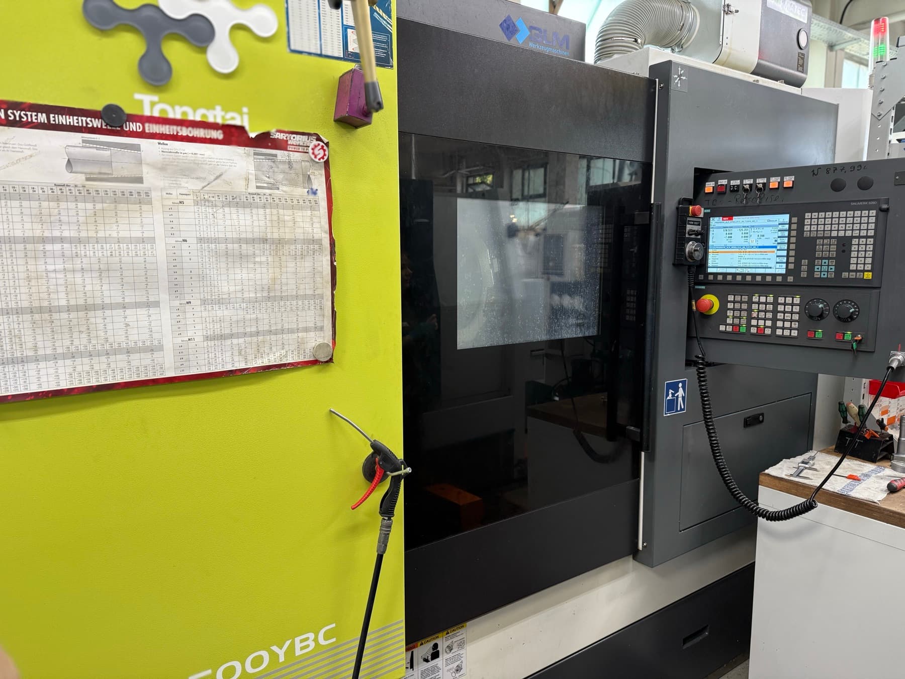 Zerspanung Kompakt-Drehzentrum TTL-Group Tongtai TD2500YBC mit CNC Steuerung Siemens 828D sl